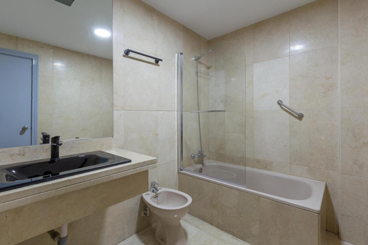 Luminoso Apartamento De Dos Habitaciones Con Terraza Y Parking En El Centro Malaga Luaran gambar